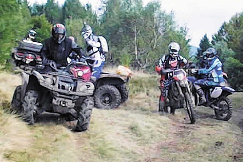 Kadr z filmu, który nakręciła ofiara kierowcy quada (po lewej).