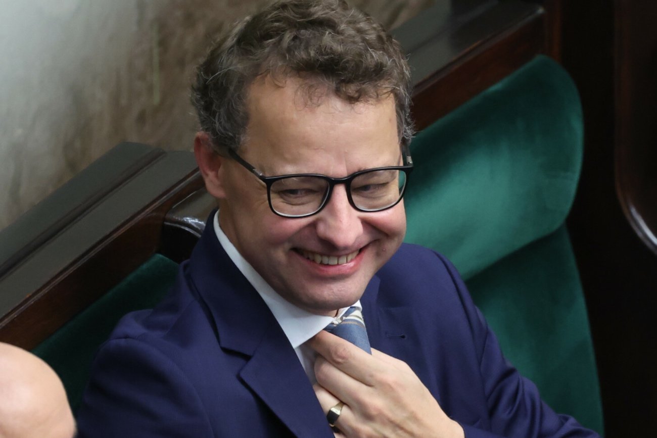 Posłowi Romanowskiemu wciąż przysługuje uposażenie i dieta. Gdziekolwiek przebywa Romanowski, dostaje uposażenie i dietę.