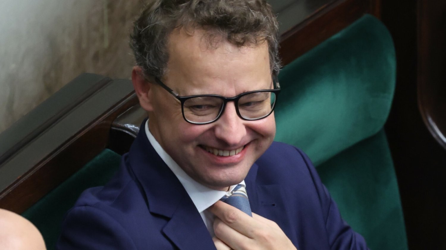 Gdziekolwiek przebywa Romanowski, dostaje uposażenie i dietę.
