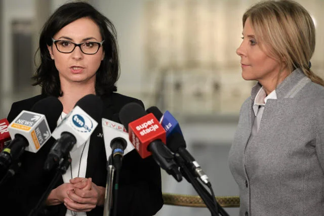 "Konsultacje społeczne są dla nas bardzo ważne, dzięki nim wiemy, czy idziemy w dobrym kierunku. W tym momencie jedynym sposobem na pokazanie ‪#‎PiS‬, że idą za daleko, są różne formy społecznego sprzeciwu" –pisze posłanka na Facebooku.