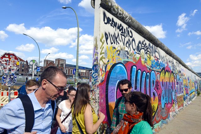 Mimo że mur runął, to w pewnym sensie wciąż dzieli Niemców.