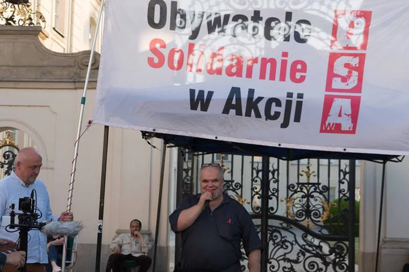 Maciej Bajkowski w ramach tzw. chodnikowej opozycji działa od grudnia 2016 roku