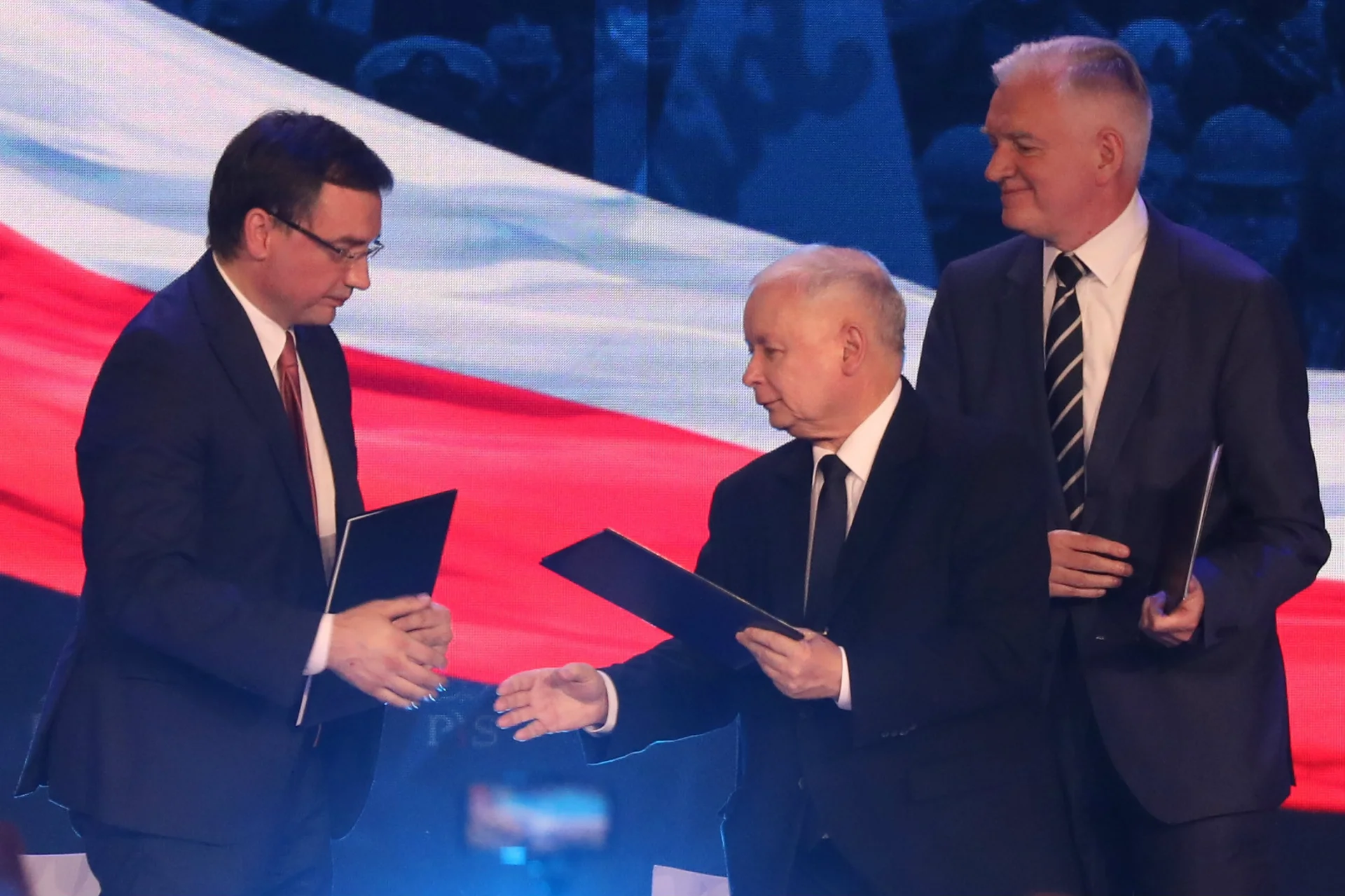 Prezes Solidarnej Polski Zbigniew Ziobro, Jarosław Kaczyński z PiS oraz Jarosław Gowin (Porozumienie) podpisali porozumienie dot. współpracy w ramach Zjednoczonej Prawicy. Znamy już jego szczegóły.