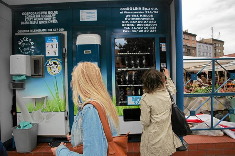 Mlekomaty wciąż wzbudzają zainteresowanie przechodniów - na zdjęciu jeden z mlekomatów w Krakowie