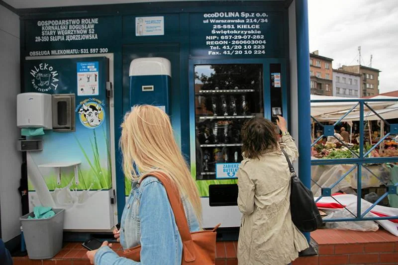 Mlekomaty wciąż wzbudzają zainteresowanie przechodniów - na zdjęciu jeden z mlekomatów w Krakowie