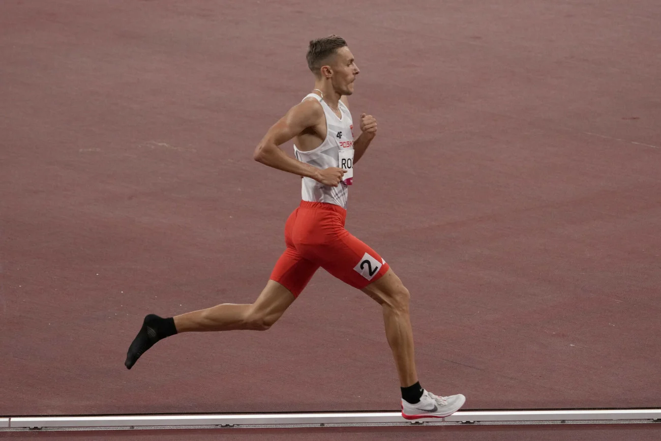 Michał Rozmys dobiegł do mety czwartkowego półfinału na 1500 m... bez jednego buta