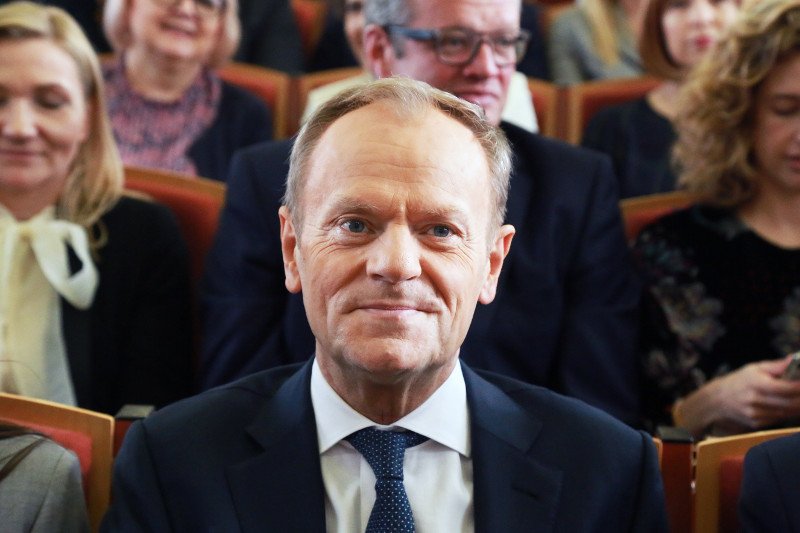 – Nie widzę powodu, dla którego miałby teraz stać się mężczyzną – powiedział Donald Tusk o Andrzeju Dudzie i wywołał burzę.