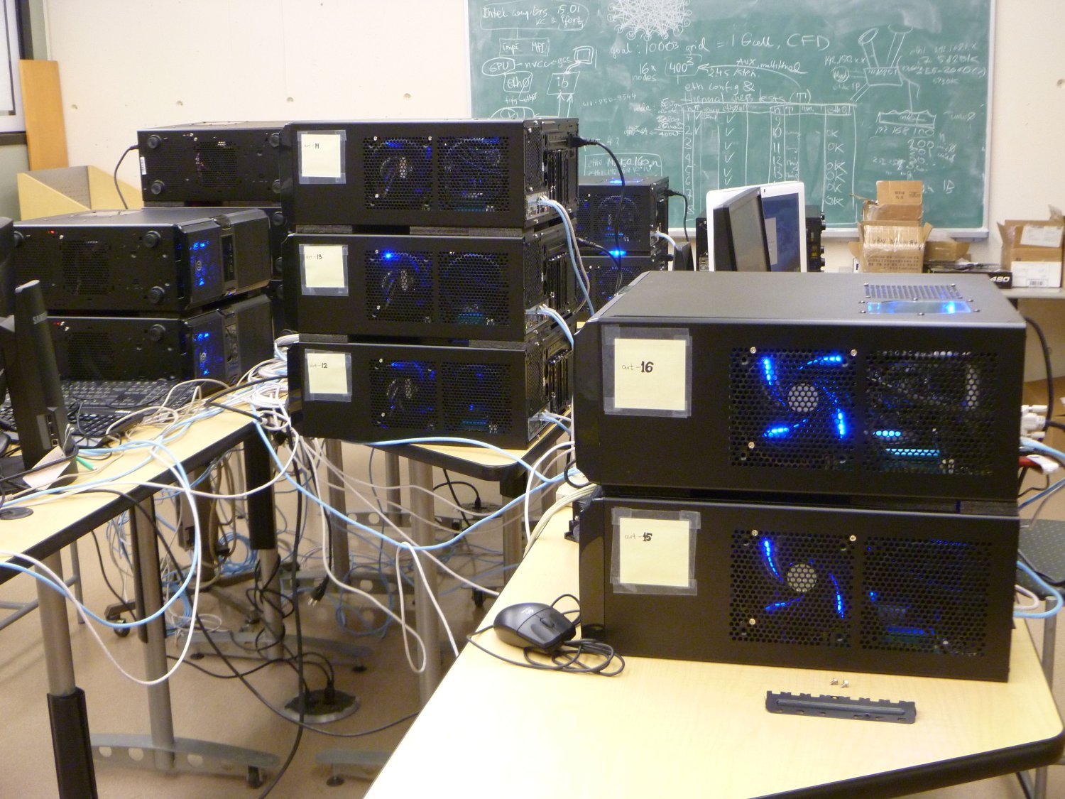 Kilka węzłów powstającego w Toronto nowego superkomputera opartego na CPU+GPU+IXP (Intel Xeon Phi)