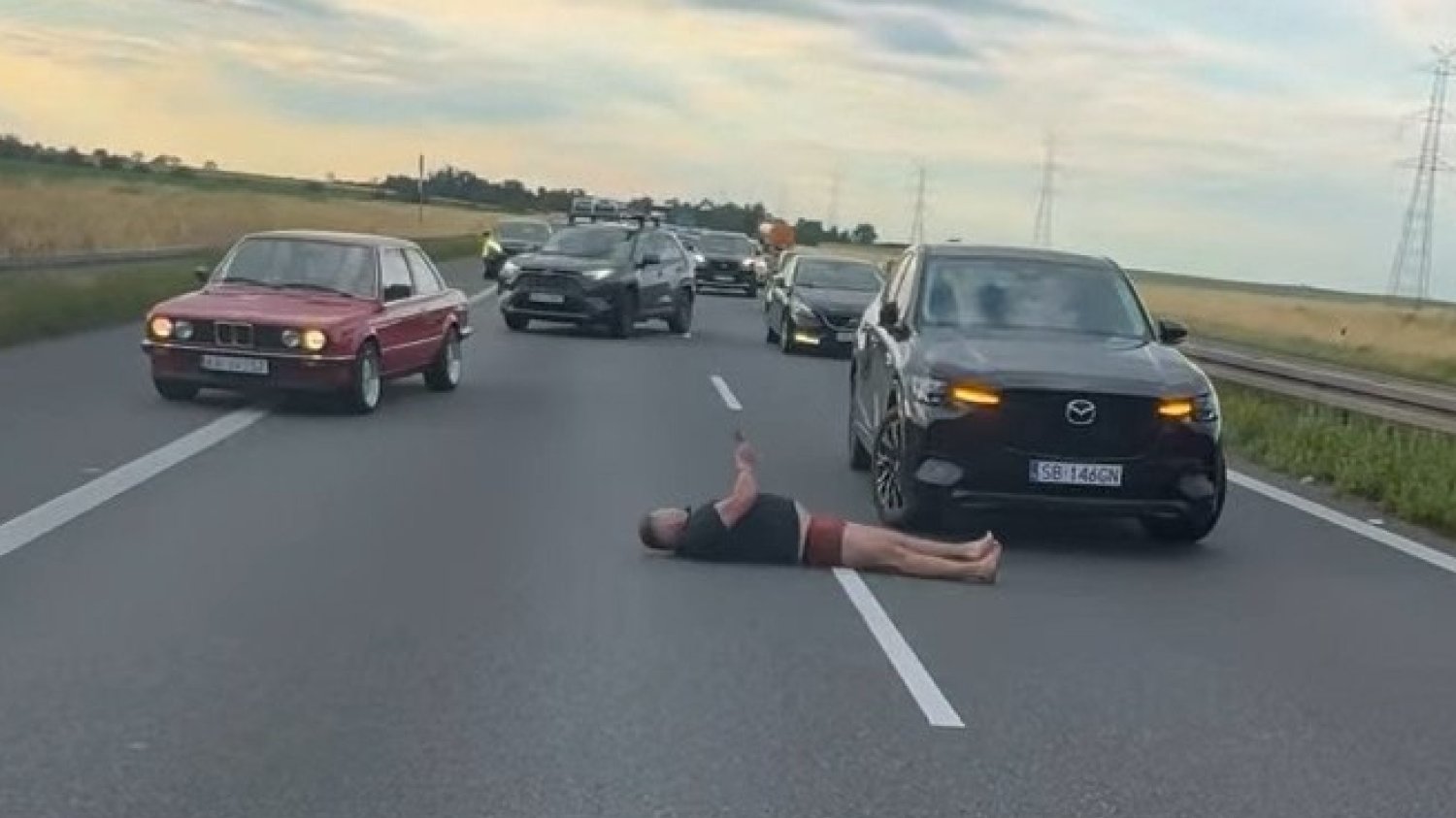 Kierowca mercedesa terroryzował innych na A4. Filmiki zalały sieć