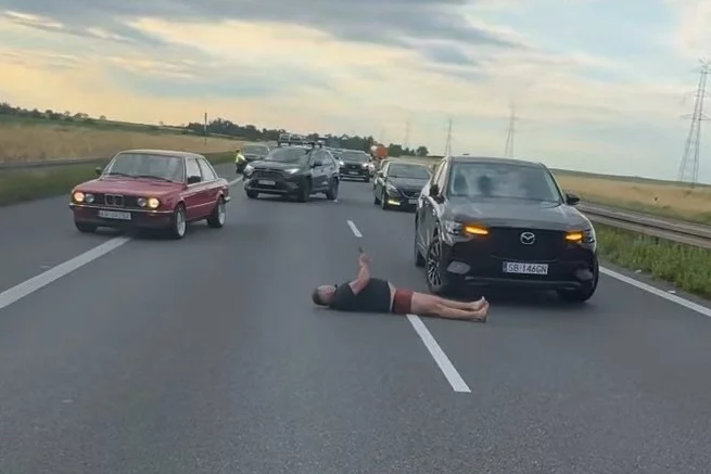 Kierowca mercedesa terroryzował innych na A4. Filmiki zalały sieć
