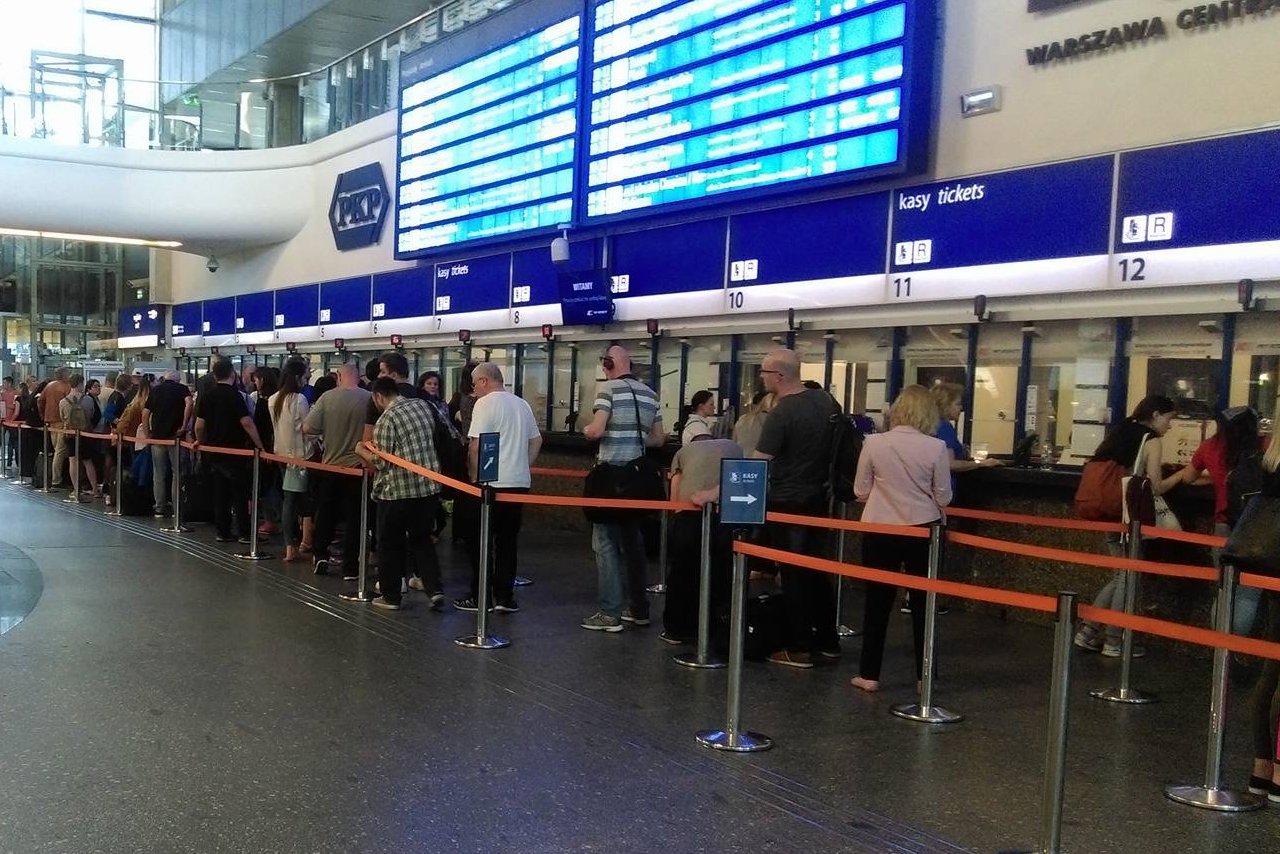 Zdjęcie z zeszłego piątku. Przed weekendem kolejki na Dworcu Centralnym są piekielnie długie. Ale w tygodniu jest podobnie