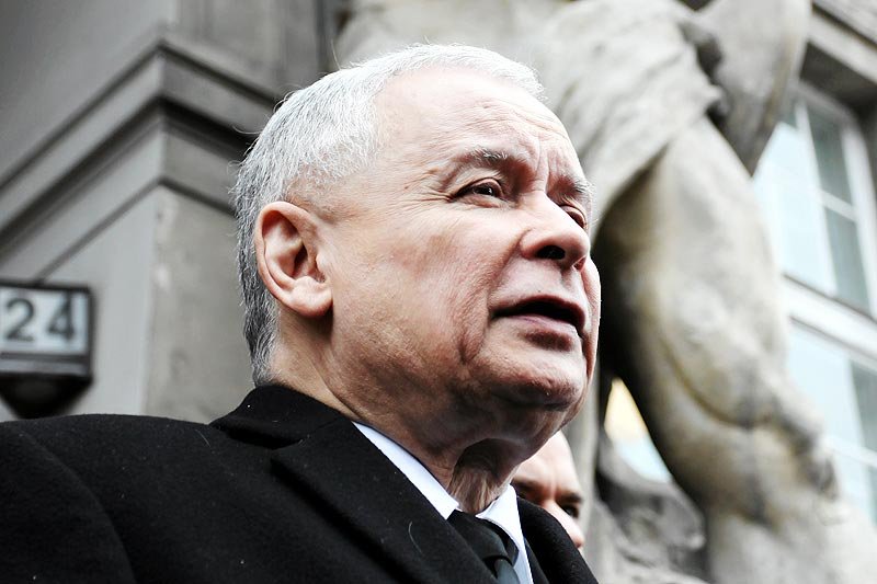 Jarosław Kaczyński twierdzi, iż informowano go, że trzy osoby przeżyły katastrofę smoleńską, w tym jego brat, prezydent Lech Kaczyński.
