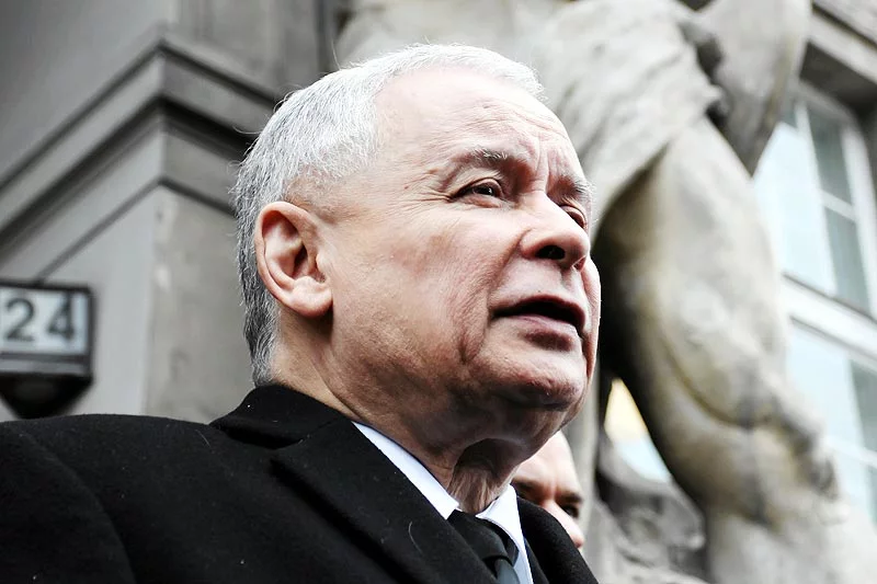 Jarosław Kaczyński twierdzi, iż informowano go, że trzy osoby przeżyły katastrofę smoleńską, w tym jego brat, prezydent Lech Kaczyński.