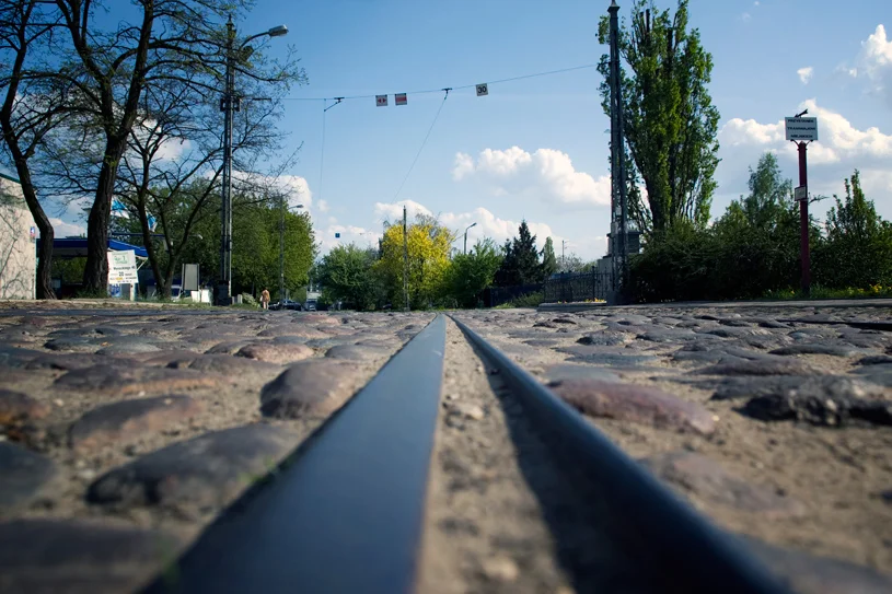 Fragment bródnowskiej szyny tramwajowej zatopionej w przedwojennym bruku.