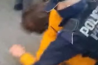 W internecie pojawił się film z brutalną interwencją policji wobec 17-letniego Jana Radziwona.