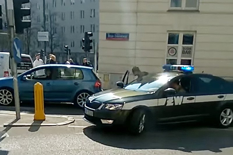 Tak wyglądały wydarzenia w okolicach Placu Unii Lubelskiej w Warszawie, gdzie dziennikarz "Gazety Wyborczej" Wojciech Czuchnowski nie ustąpił mknącej na sygnałach kolumnie rządowej.