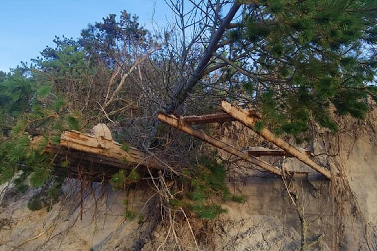 Tory z czasów Hitlera, które na polskiej plaży odsłonił sztorm.