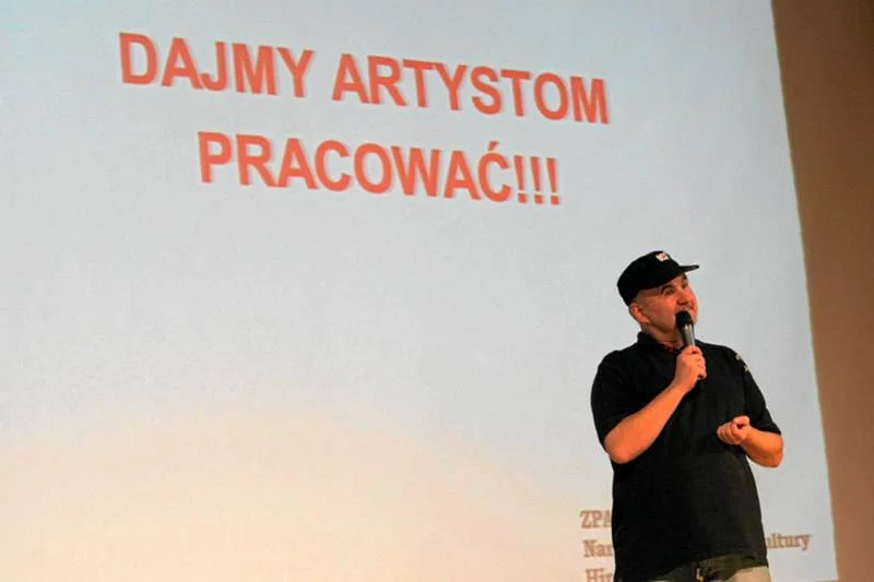 Hirek Wrona podczas akcji "Bądź świadomy"