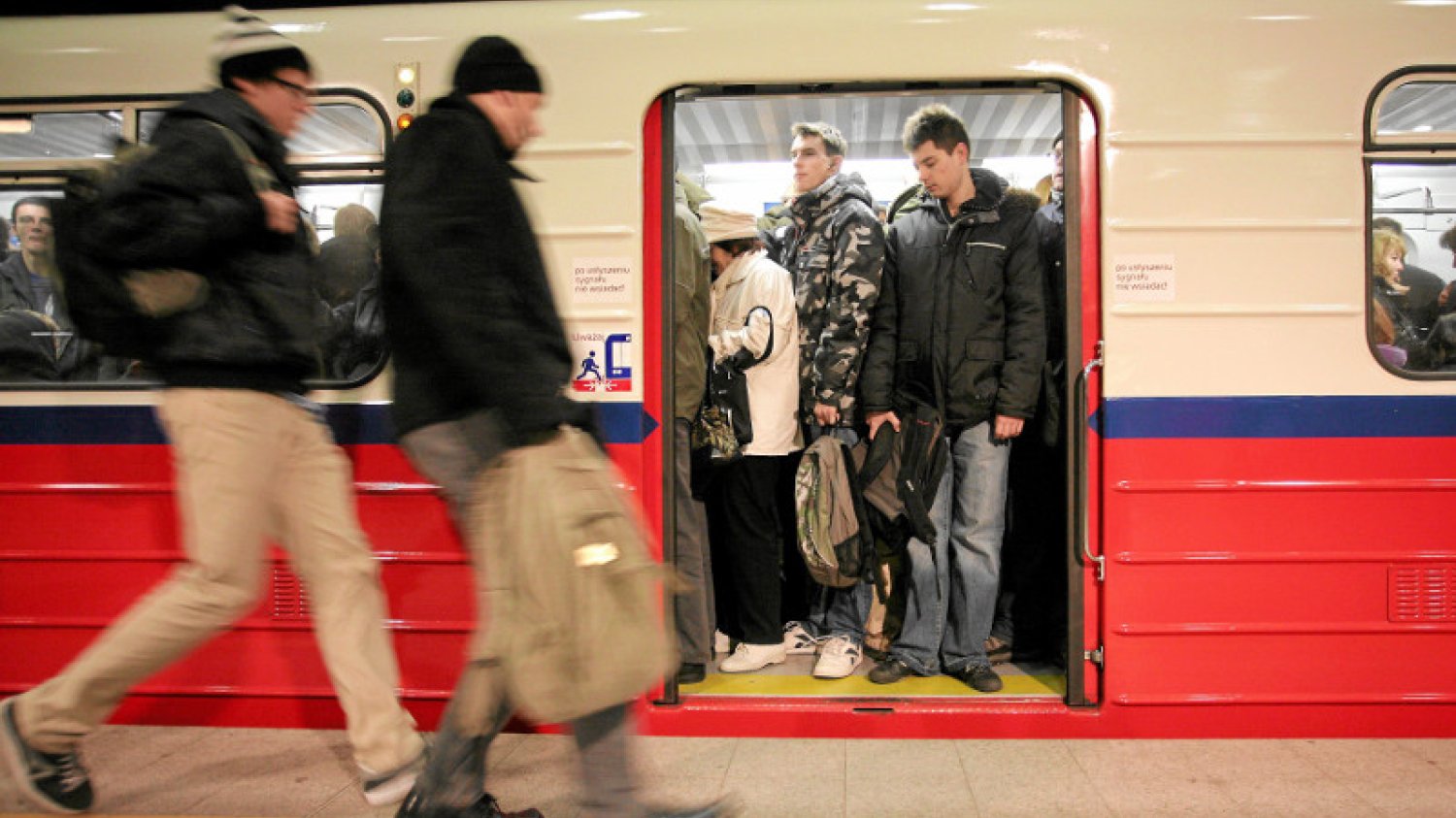 Warszawskie metro ma przejść dezynsekcję z powodu pojawienia się w nim insektów.