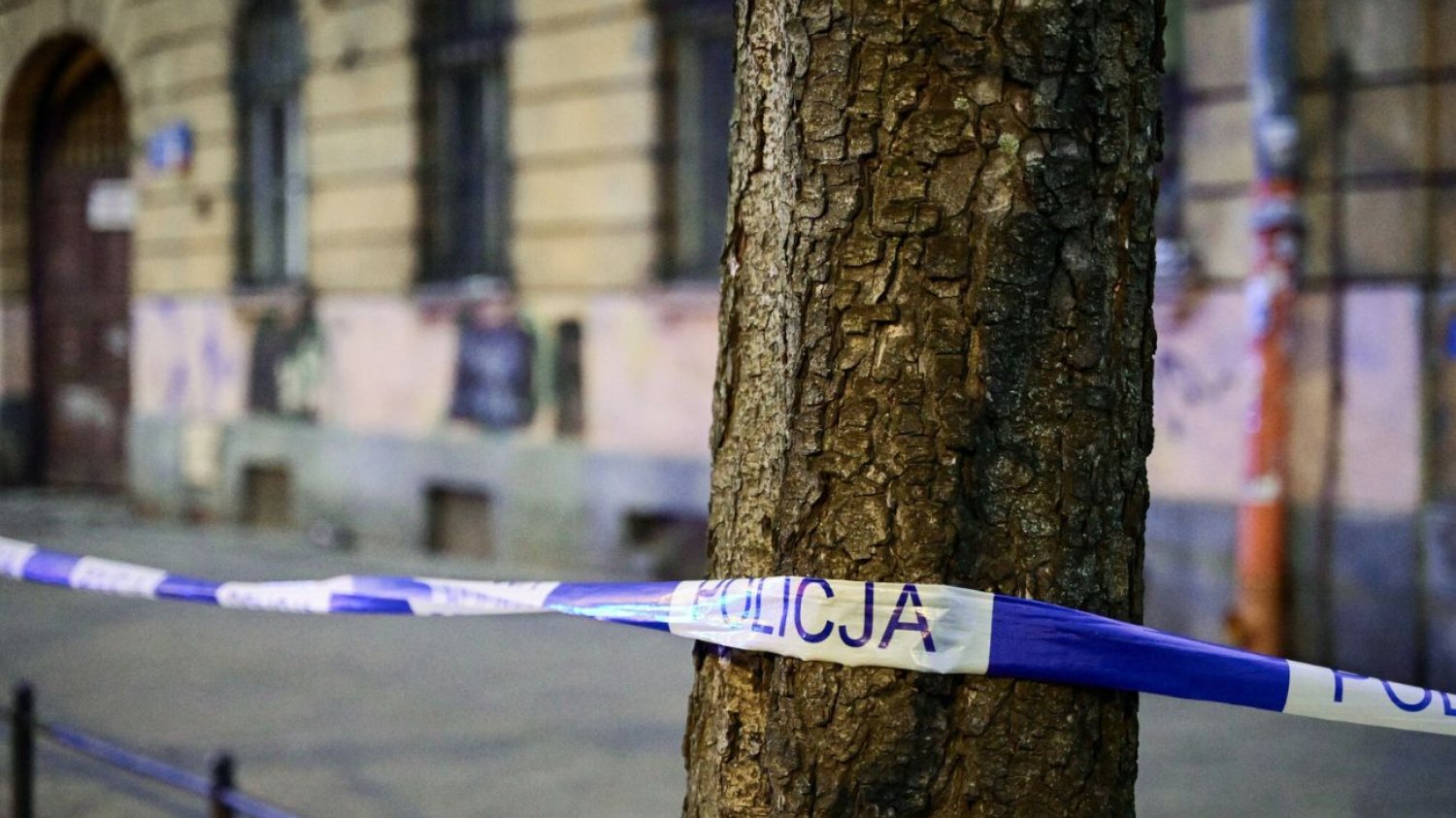 Policjant postrzelony przez kolegę z zespołu podczas interwencji. Nowe informacje Tragedia w Warszawie. Podano nowe fakty ws. postrzelenia policjanta na służbie