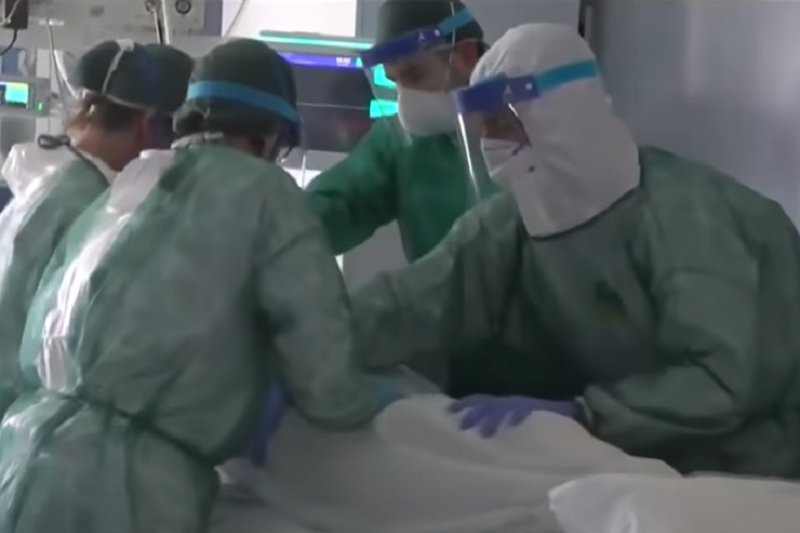 USA przebiły Włochy w niechlubnej statystyce dot. liczby zgonów z powodu koronawirusa.