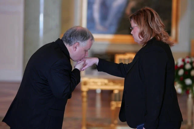 Rok 2007: Ówczesny prezydent Lecha Kaczyński po 70 dniach zwłoki przyjął ślubowanie od Lidii Bagińskiej na sędzię TK.