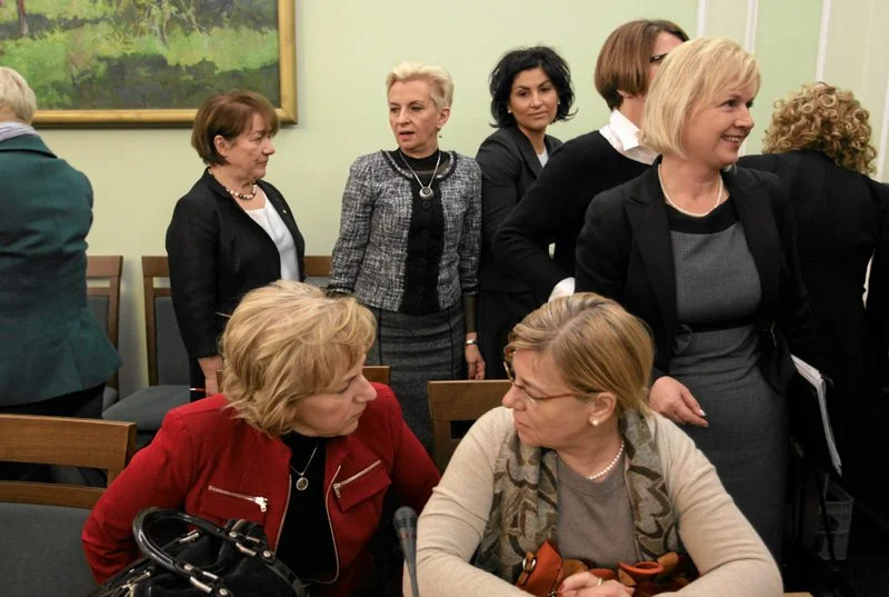 Poseł Solidarnej Polski uważa, że posłanki niewłaściwie się ubierają