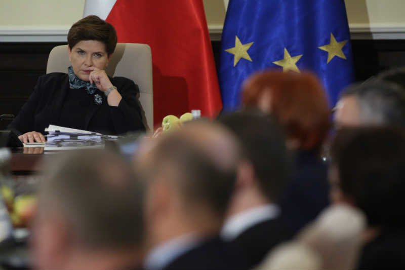 Beata Szydło zorganizowała wielogodzinną nasiadówkę w putinowskim stylu.