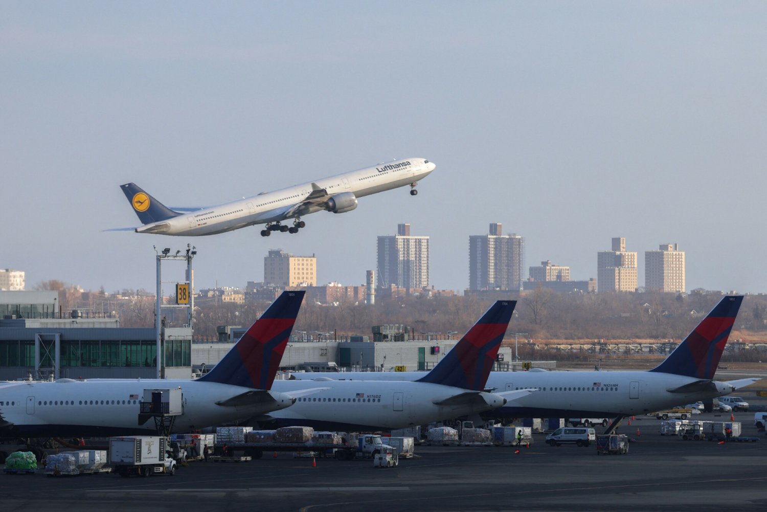 Strajk sparaliżuje lotniska w Niemczech w poniedziałek (10 marca).