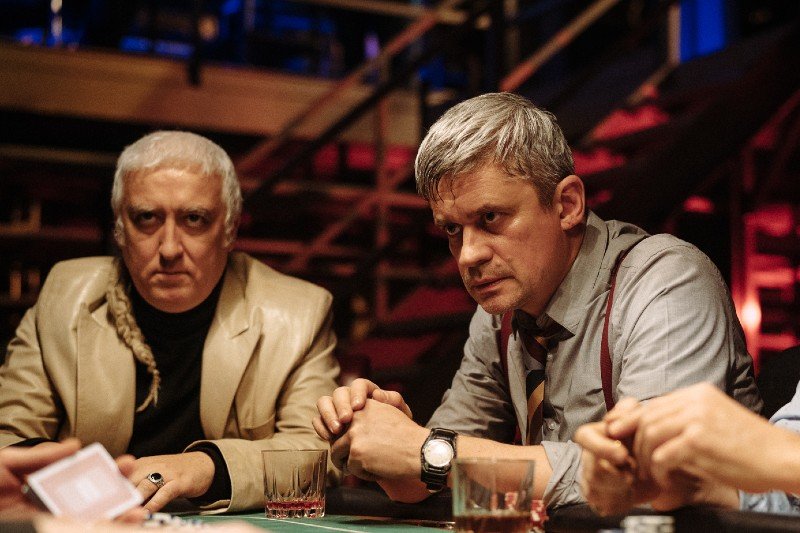 "Mały Zgon" to pierwsza produkcja CANAL+, której premiera odbyła się w 2020 roku. Wyprodukowany przez Studio Filmowe ZEBRA serial stanowi gatunkową mieszankę – hybrydę kryminału sensacyjnego z czarną komedią