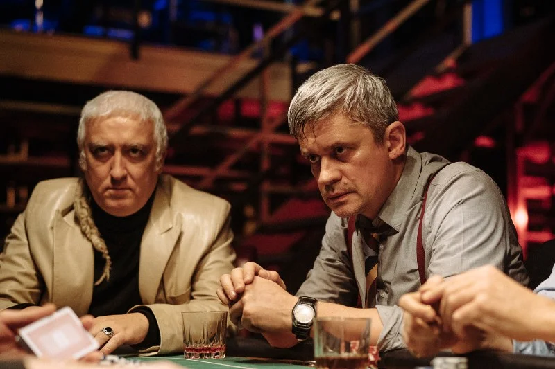 "Mały Zgon" to pierwsza produkcja CANAL+, której premiera odbyła się w 2020 roku. Wyprodukowany przez Studio Filmowe ZEBRA serial stanowi gatunkową mieszankę – hybrydę kryminału sensacyjnego z czarną komedią