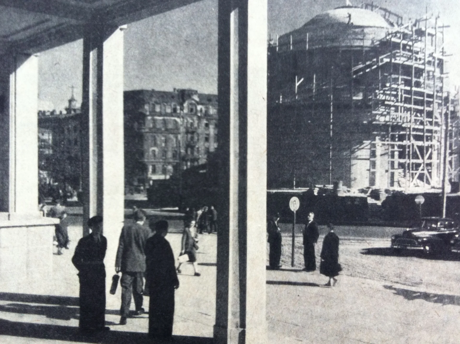 Widok z podcieni Państwowej Komisji Planowania Gospodarczej (obecnie Ministerstwo Gospodarki) na kościół św. Aleksandra w odbudowie (Źródło: Architektura Polska 1950 – 1951, Warszawa 1953, Państwowe Wydawnictwo Techniczne).