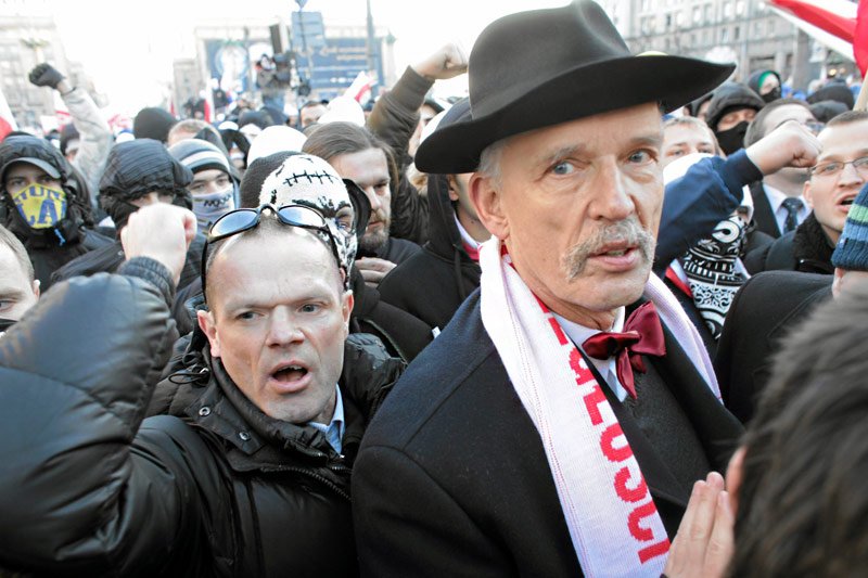 Janusz Korwin-Mikke wśród swoich zwolenników podczas Marszu Niepodległości w Warszawie.