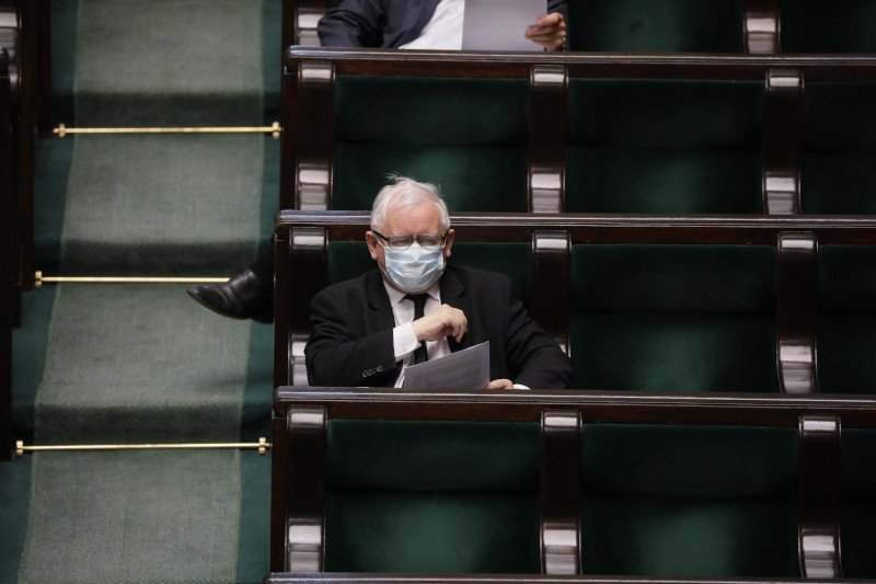 Jarosław Kaczyński dostał w czwartek w Sejmie prezent.