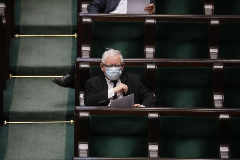 Jarosław Kaczyński dostał w czwartek w Sejmie prezent.