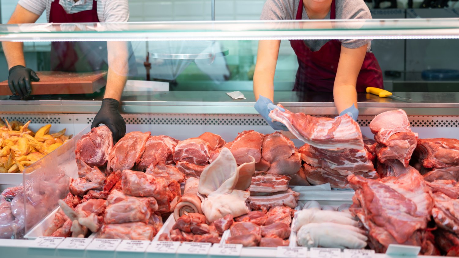 Kantują przy flagach w sklepach. Myślisz, że kupujesz polskie mięso, a jest inaczej