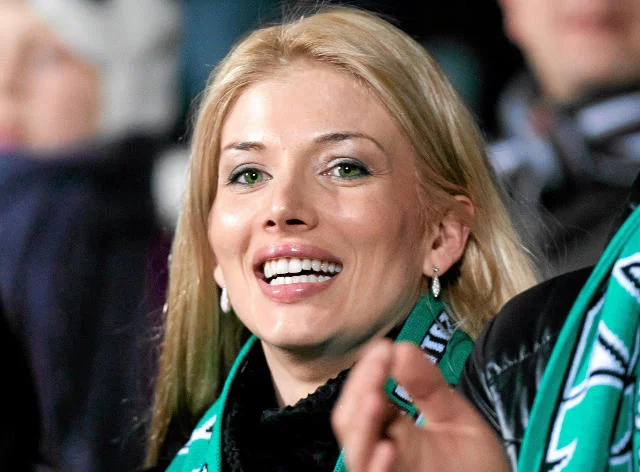 Izabella Łukomska-Pyżalska, zawodowo bizneswoman, prezes Klubu Piłkarskiego Warta Poznań i matka. Sześciorga dzieci. Można!