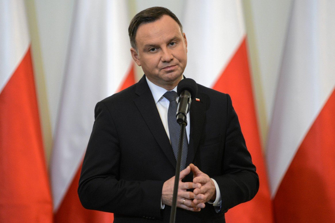 Andrzej Duda dalej jeździ po Polsce podczas epidemii koronawirusa. Wział udział w Apelu Jasnogórskim w Częstochowie. Andrzej Duda modlił się na Jasnej Górze o koniec koronawirusa w Polsce i na świecie.