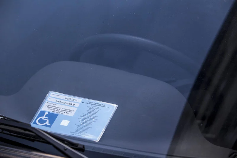 Tak wygląda karta parkingowa dla niepełnosprawnych.