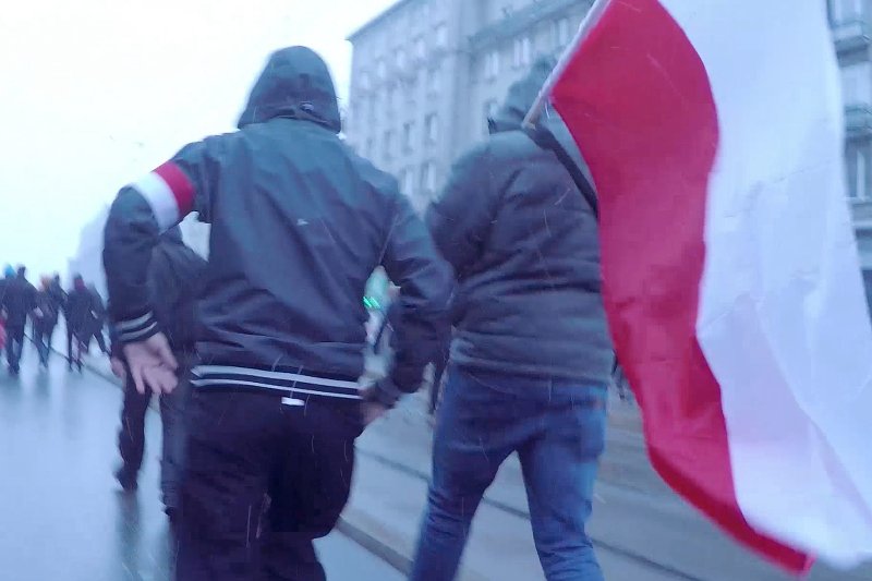 KOD posłucha Kijowskiego i pójdzie ramię w ramię z narodowcami? "Nie lubię Polaków z pałkami i napisem Teraz Polska"