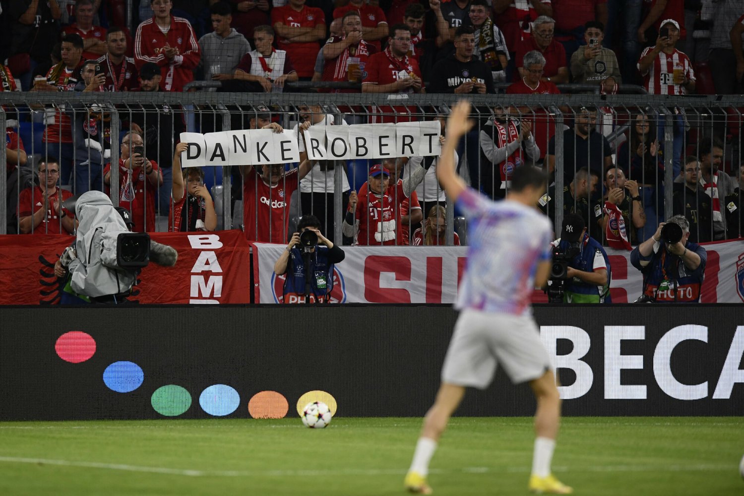 Tak kibice Bayernu przywitali Roberta Lewandowskiego.