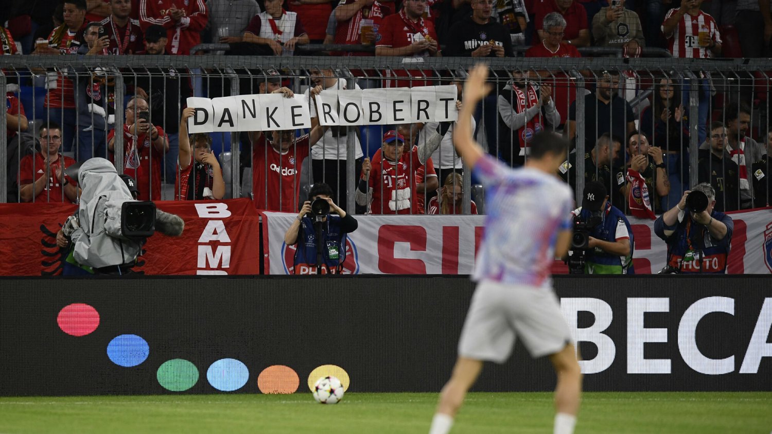 Tak kibice Bayernu przywitali Roberta Lewandowskiego.
