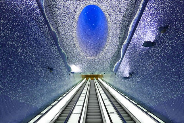 Wystrój stacji Toledo w Neapolu zdominowany został przez błękitne mozaiki