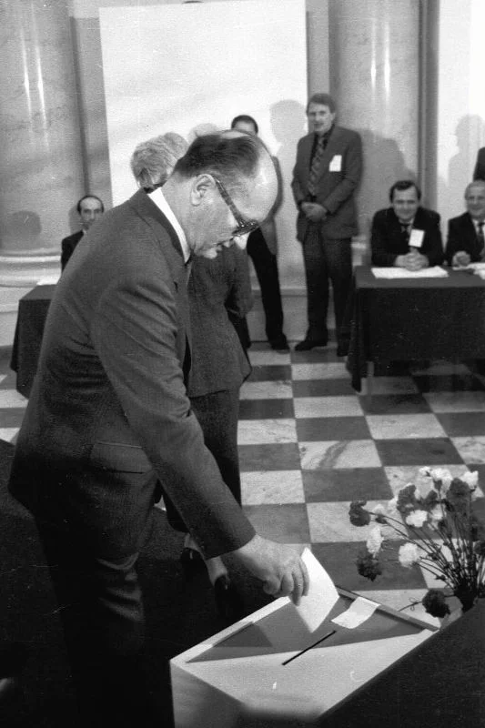 Generał Jaruzelski podczas głosowania w pierwszych, częściowo wolnych wyborach w 1989 roku.