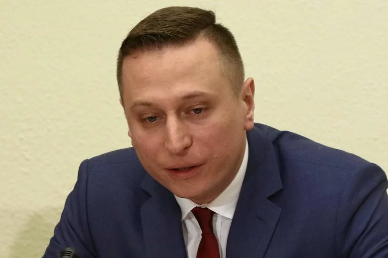 Krzysztof Brejza opublikował zdjęcia budynków należących do Srebrnej z materiałami wyborczymi PiS.