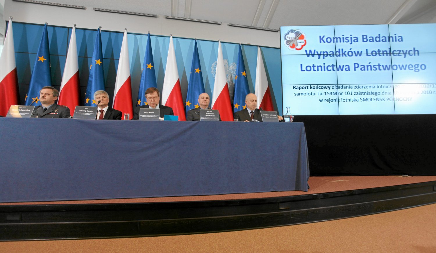 Członkowie tzw. komisji Millera prezentują raport na temat okoliczności i przyczyn katastrofy smoleńskiej