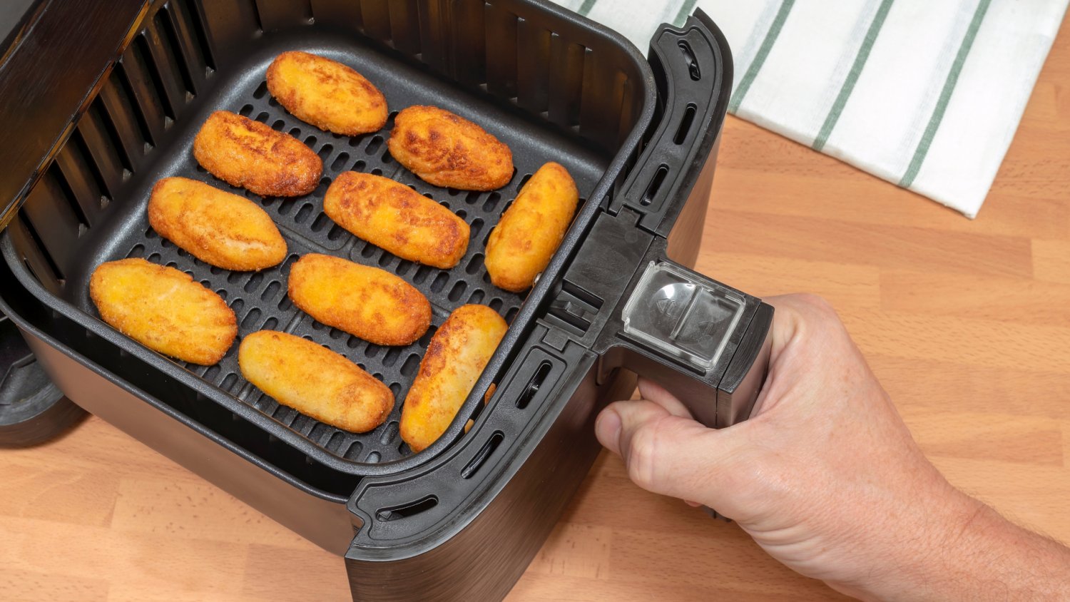 Carrefour pilnie wycofuje air fryery. Jeden model grozi porażeniem prądem