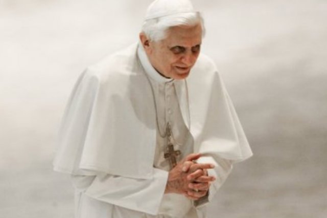 Benedykt XVI jest słaby, ale wciąż świadomy wszystkiego, twierdzi jeden z biskupów.