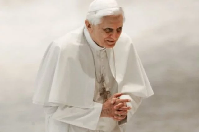 Benedykt XVI jest słaby, ale wciąż świadomy wszystkiego, twierdzi jeden z biskupów.