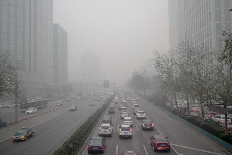 Przeciętny dzień w Pekinie. Mieszkańcy rozważają założenie ochronnej maski.